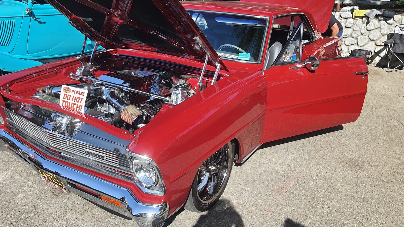 Czerwony Chevrolet Nova 1966 z otwartą maską