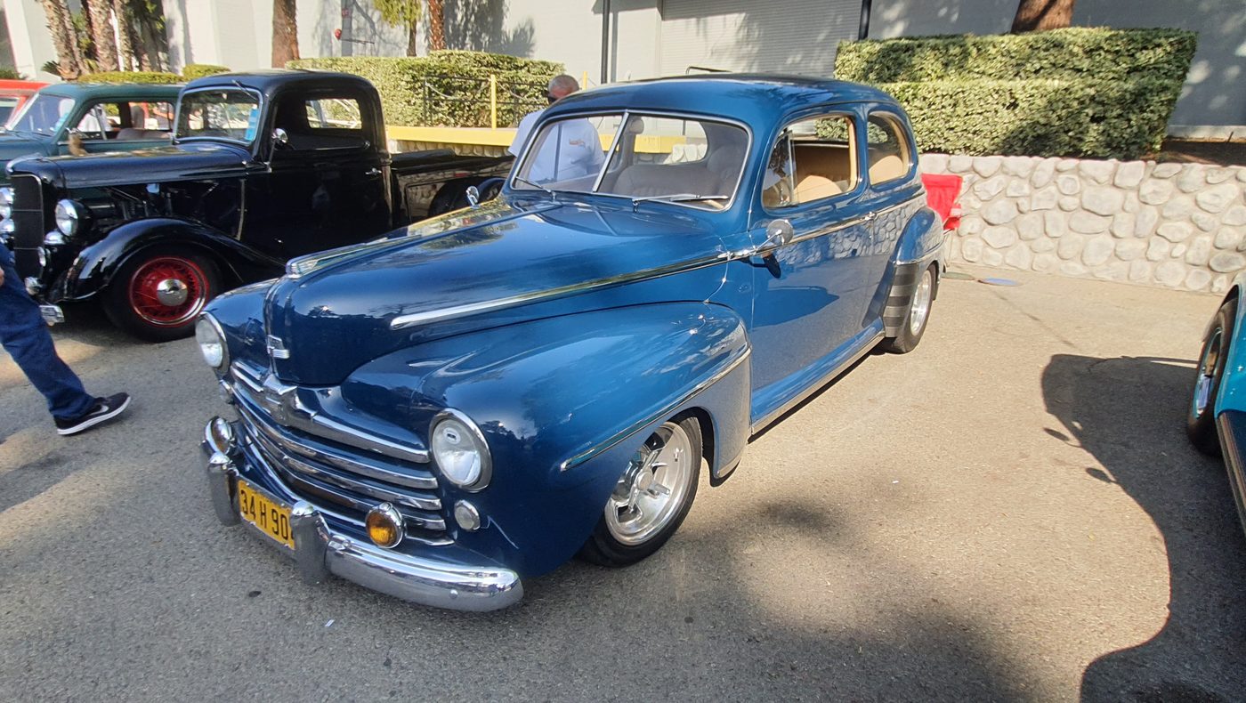 Granatowy Ford Super Deluxe 1947