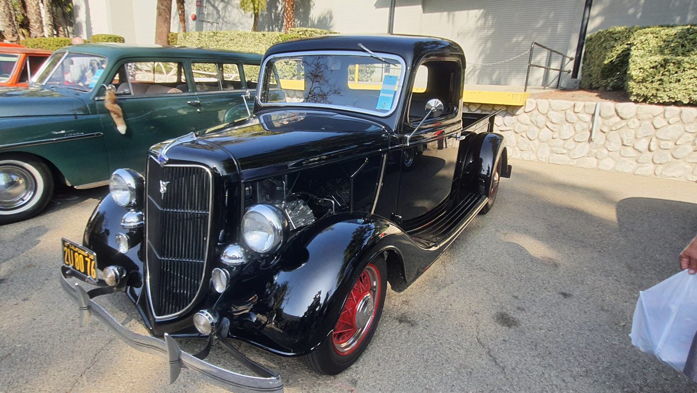 Czarny Ford pickup 1935 na czerwonych felgach