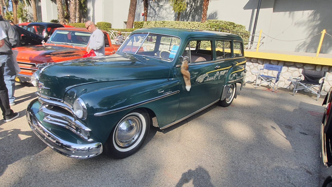Zielony Plymouth Suburban 1950 kombi