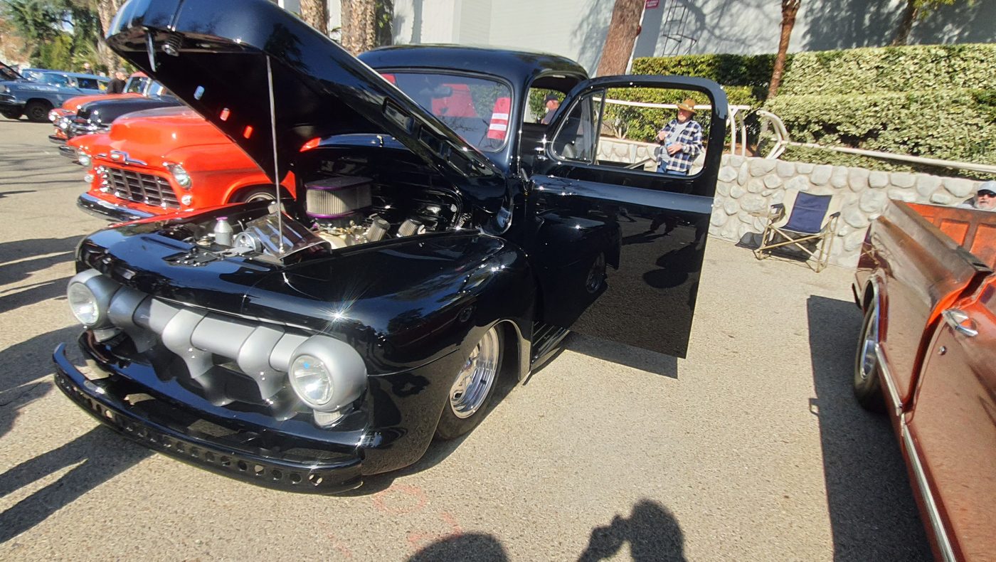 Czarny Ford shoebox kustom z rurową atrapą