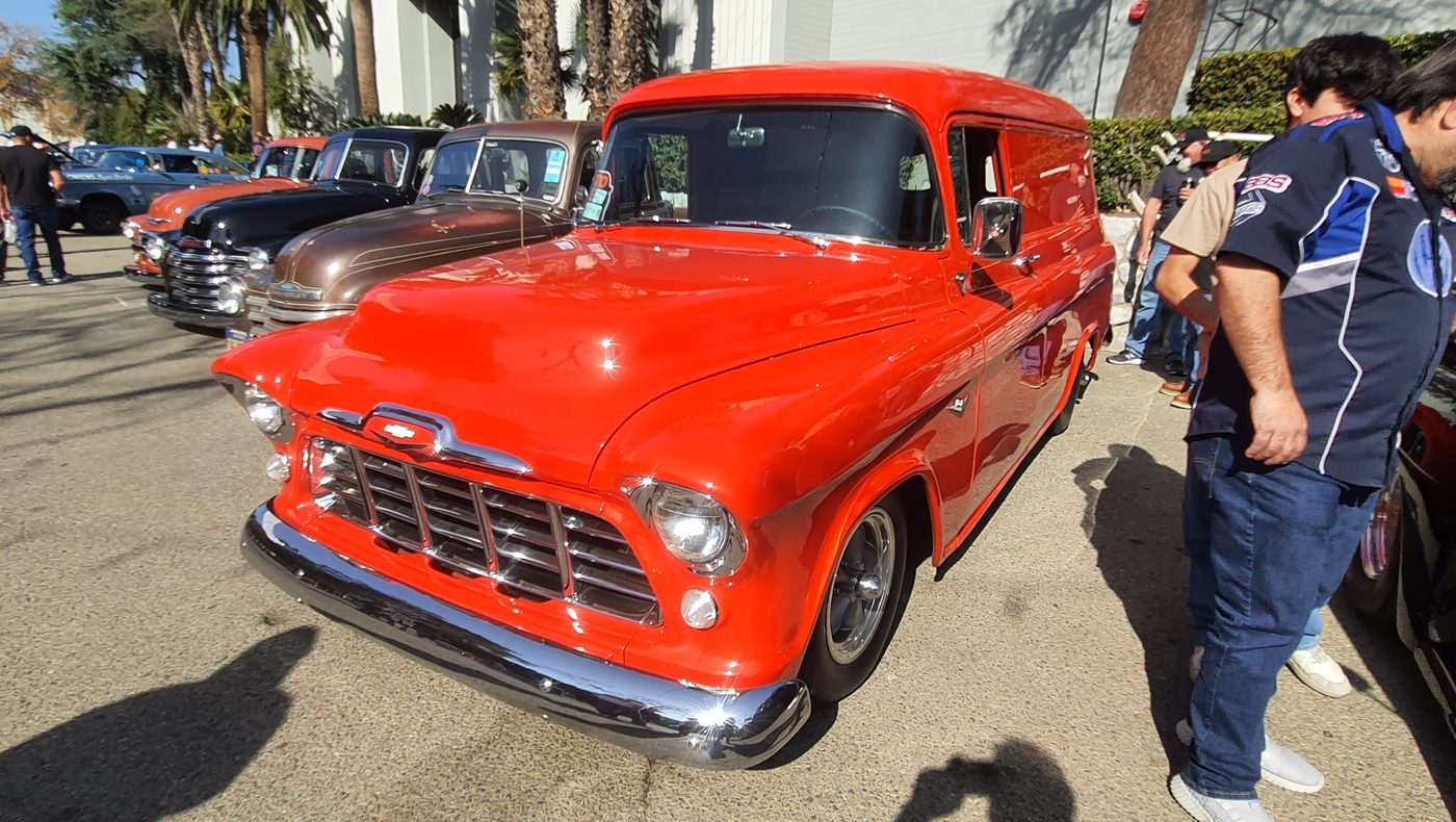 Pomarańczowy Chevrolet Task Force panel truck