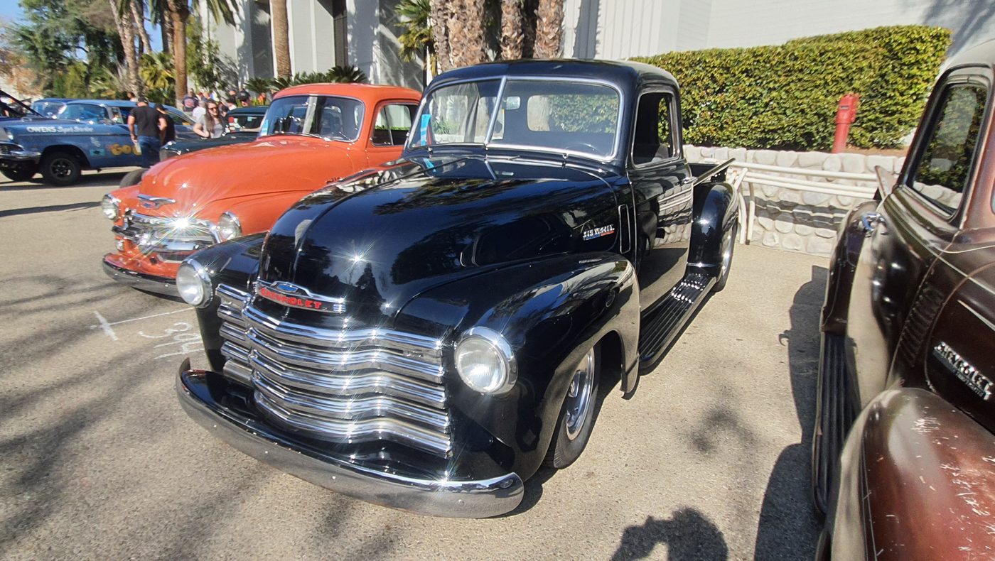 Czarny Chevrolet Advance Design pickup