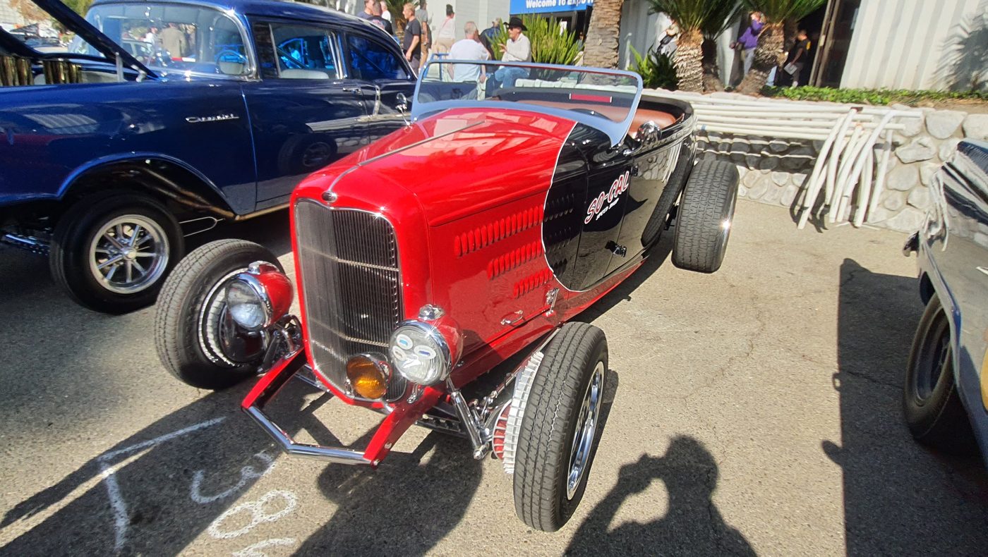 Czerwono-czarny Ford roadster 1932 highboy