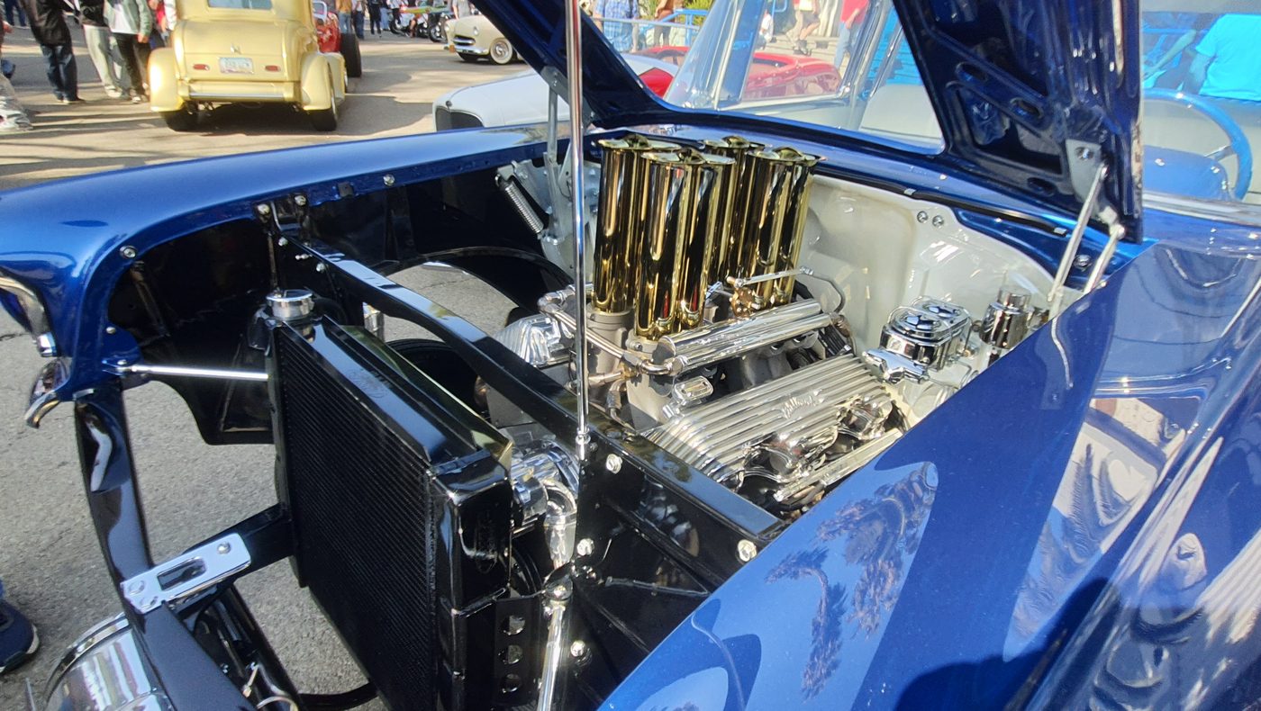 Granatowy Chevrolet 1957 gasser z wtryskiem Hilborn – zdjęcie 2