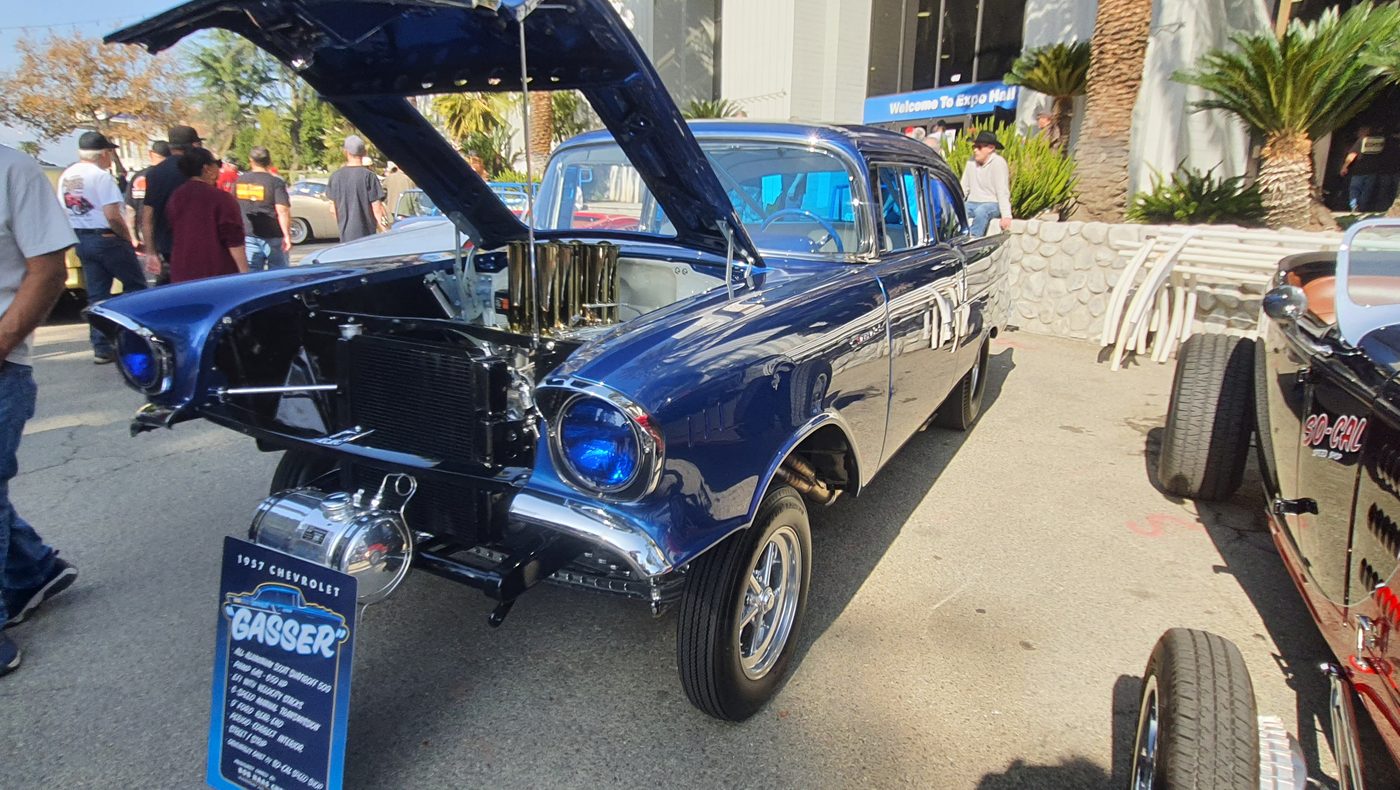 Granatowy Chevrolet 1957 gasser z wtryskiem Hilborn