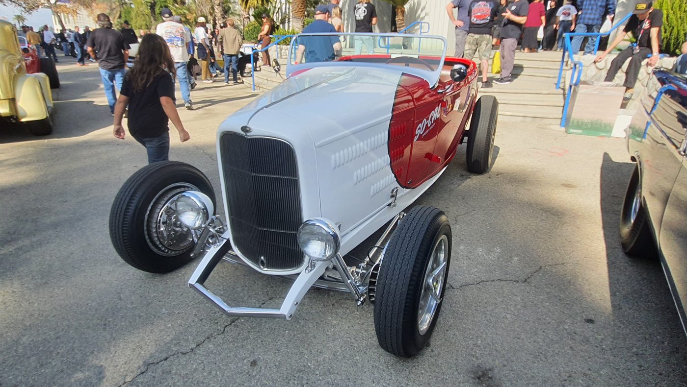 Biało-czerwony Ford roadster 1932 w stylu So-Cal Speed Shop – zdjęcie 2
