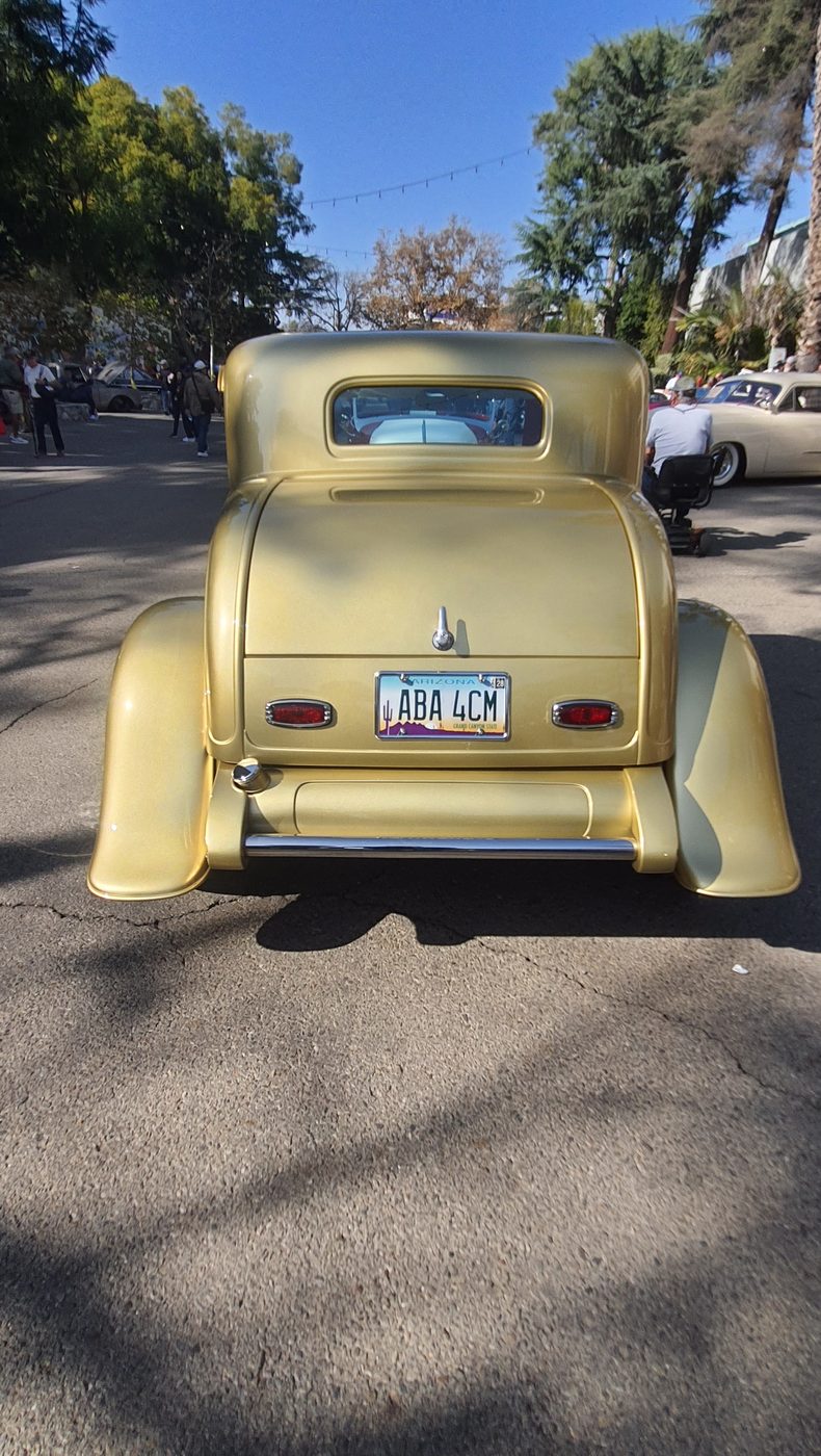 Złoty Ford 5-window coupe 1932 – zdjęcie 2