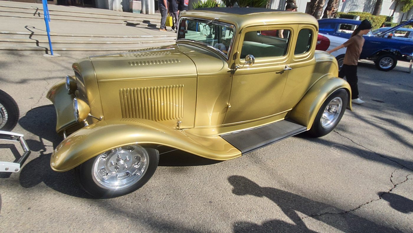 Złoty Ford 5-window coupe 1932