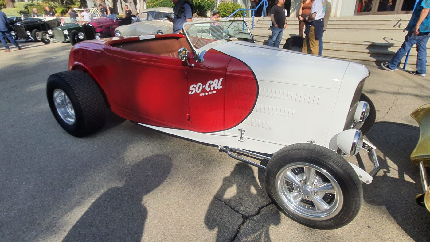 Biało-czerwony Ford roadster 1932 w stylu So-Cal Speed Shop