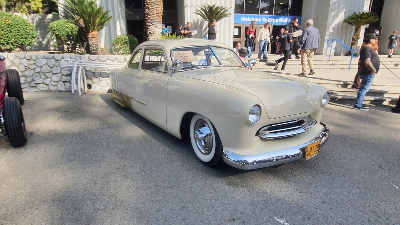 Kremowy Ford shoebox kustom chopped