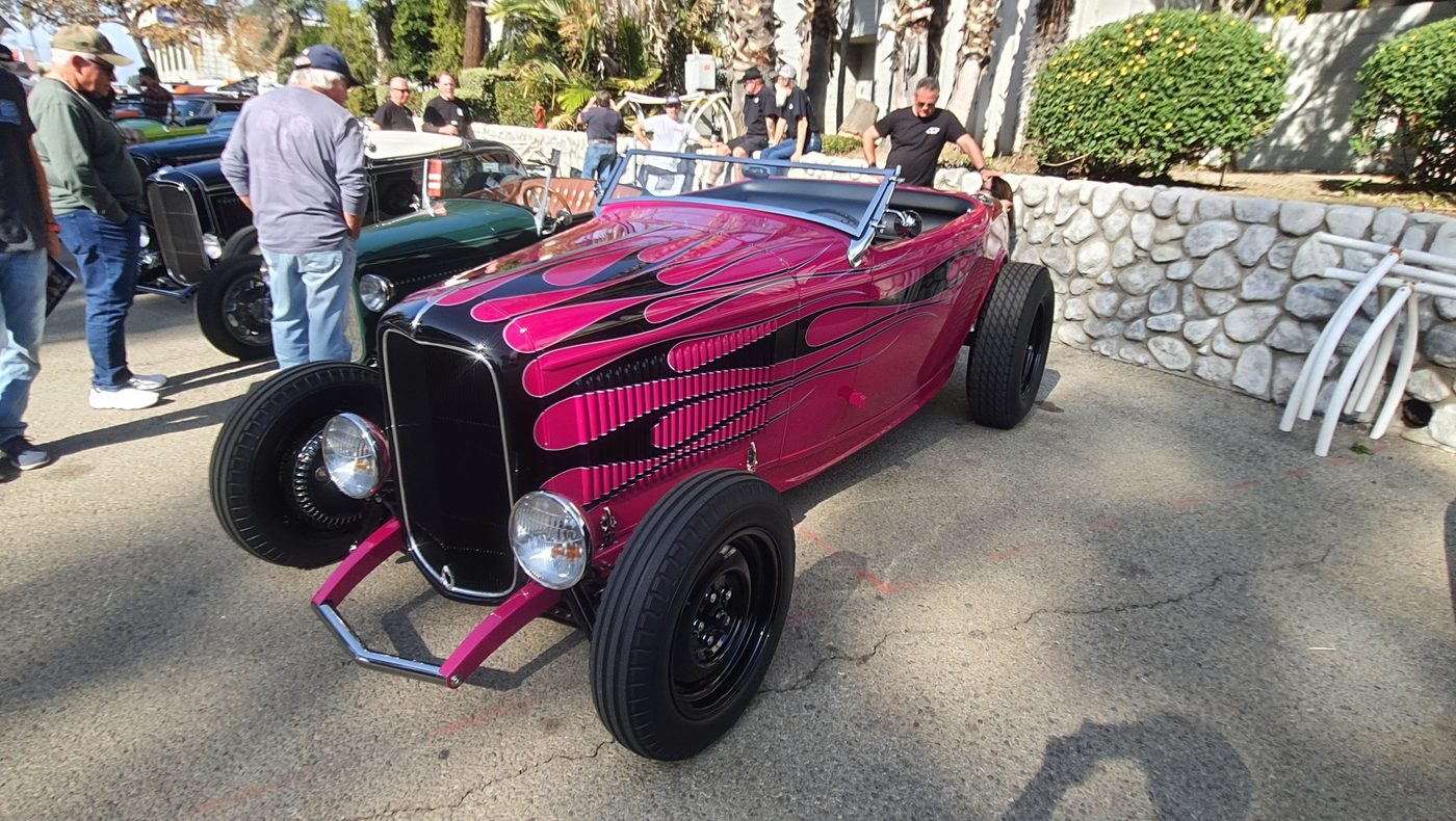 Różowy Ford roadster 1932 w czarnych płomieniach