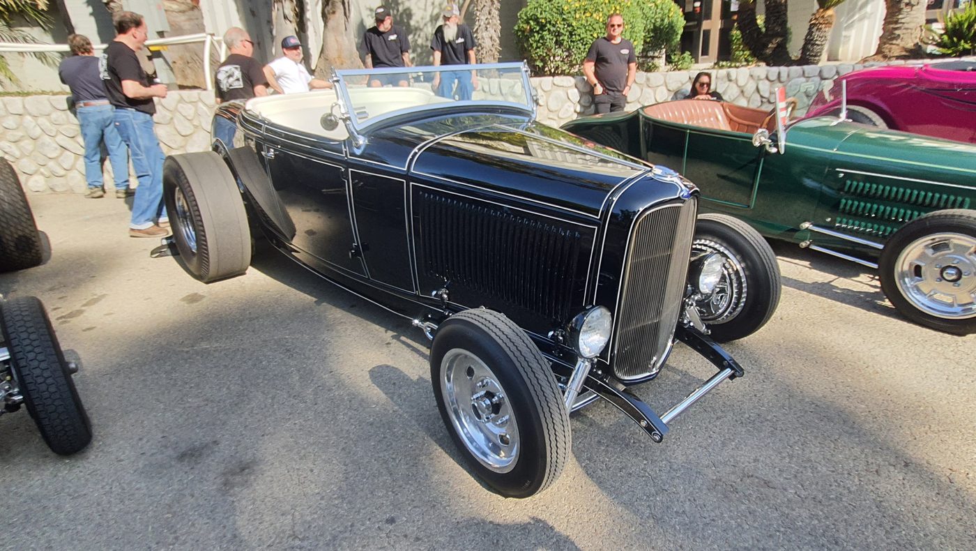 Czarny Ford roadster 1932 z beżowym wnętrzem