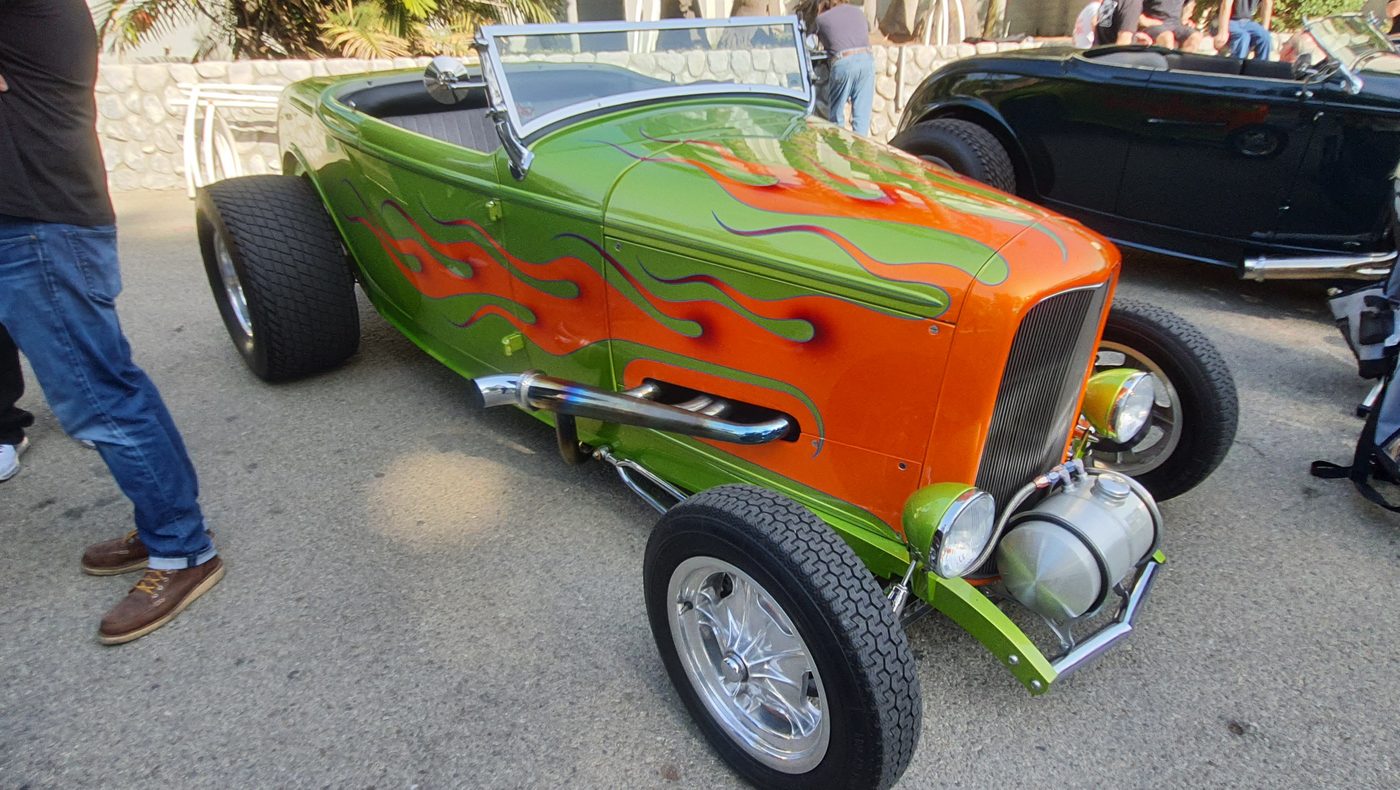 Limonkowy Ford roadster 1932 z pomarańczowymi płomieniami