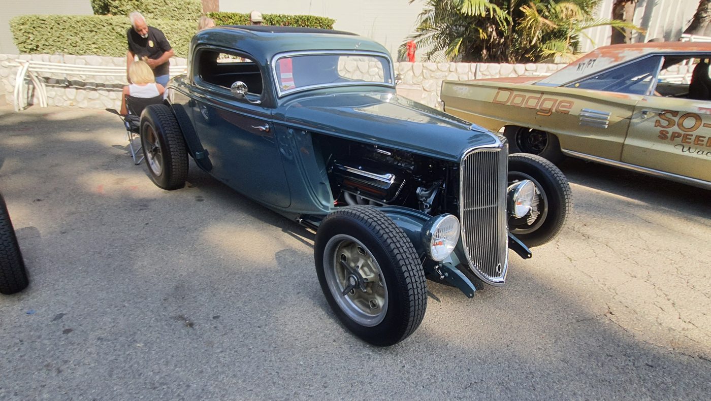 Szaroniebieski Ford 3-window coupe 1934 chopped