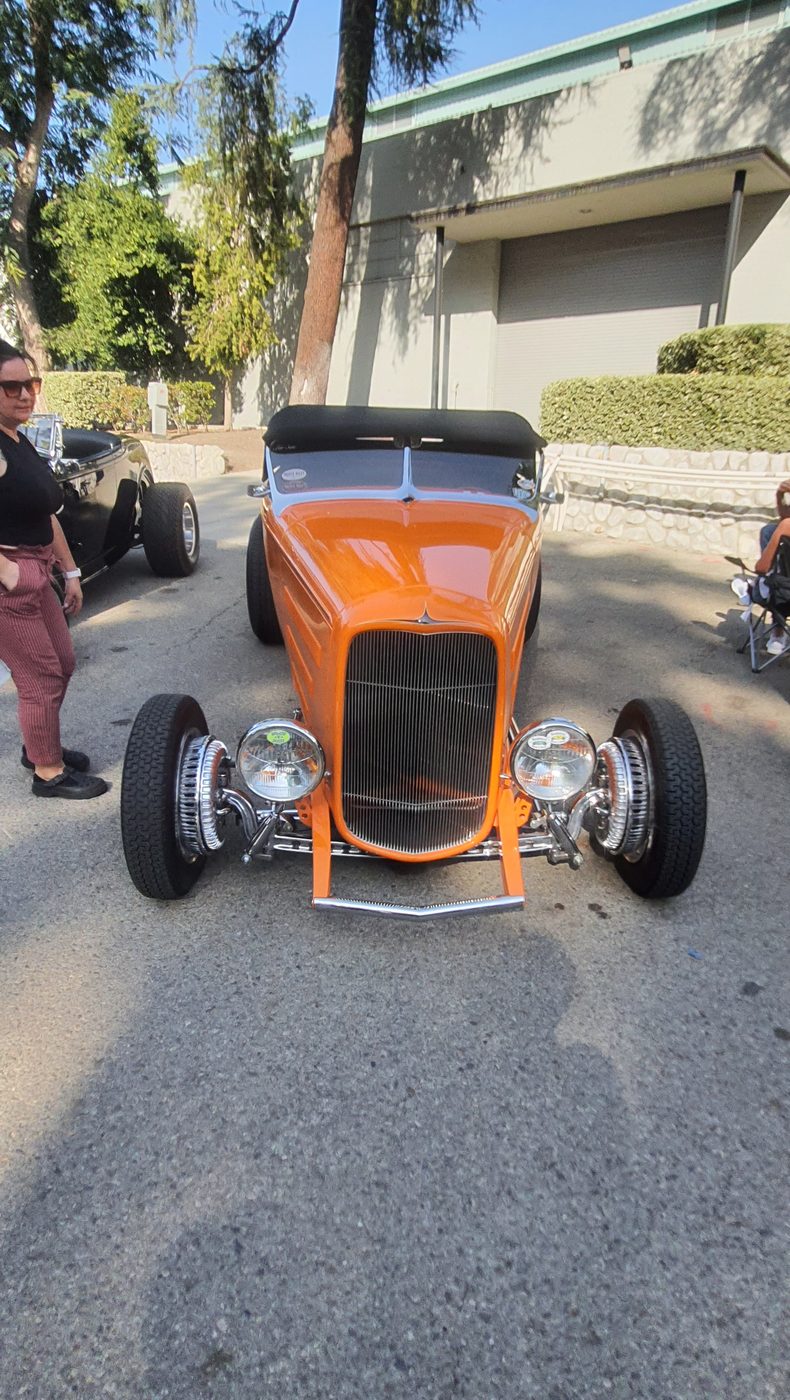 Pomarańczowy Ford roadster 1932 z czarnym dachem – zdjęcie 2