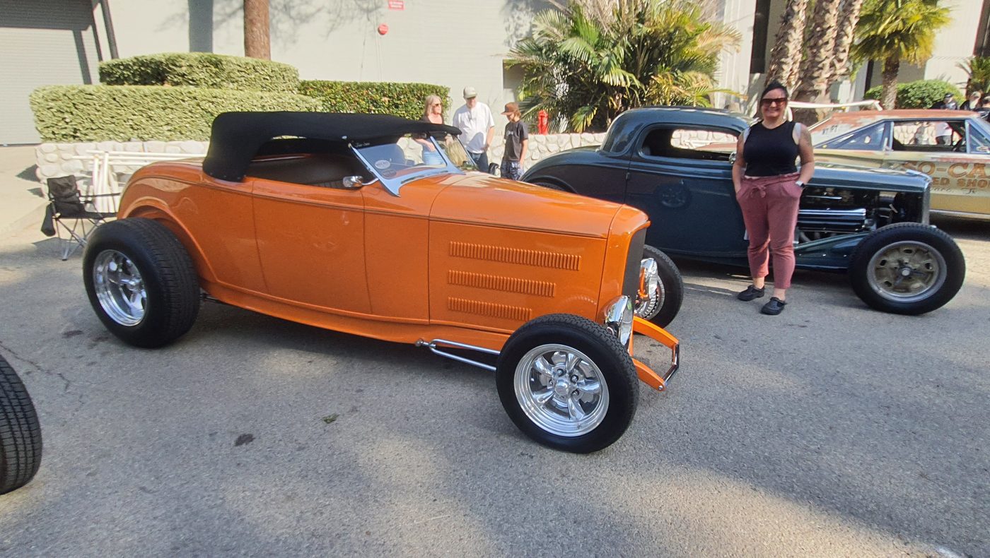 Pomarańczowy Ford roadster 1932 z czarnym dachem