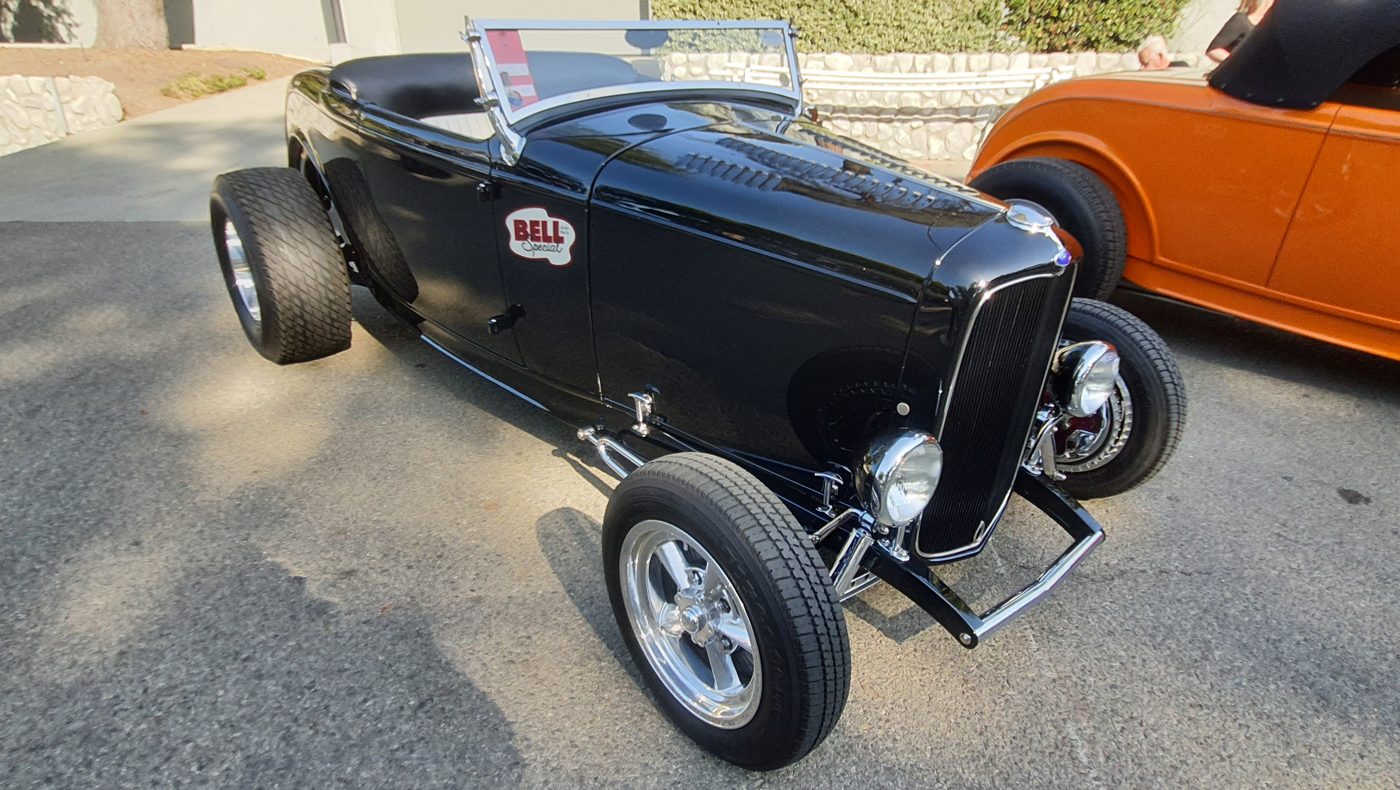 Czarny Ford roadster 1932 z naklejką Bell Auto Parts