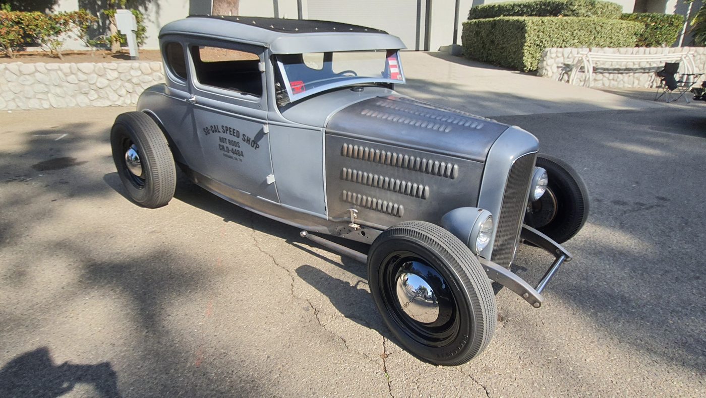 Srebrny Ford Model A coupe chopped z napisami So-Cal