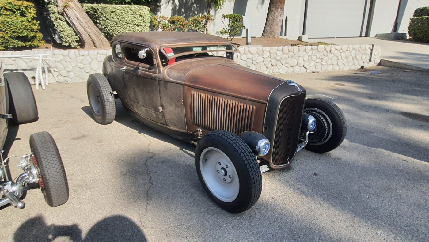 Brązowy Ford Model A coupe rat rod w patynie