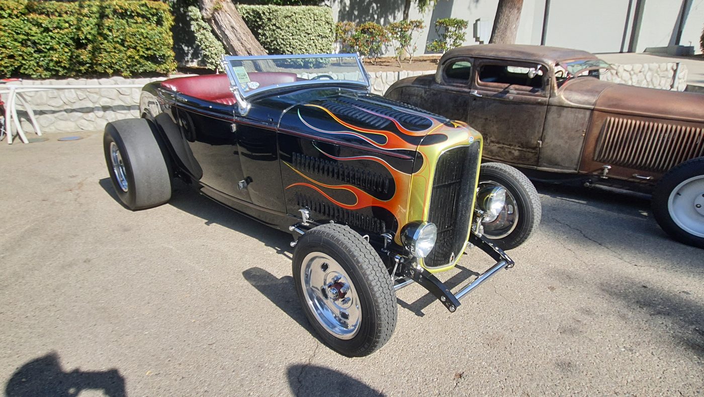 Czarny Ford roadster 1932 w złotych płomieniach