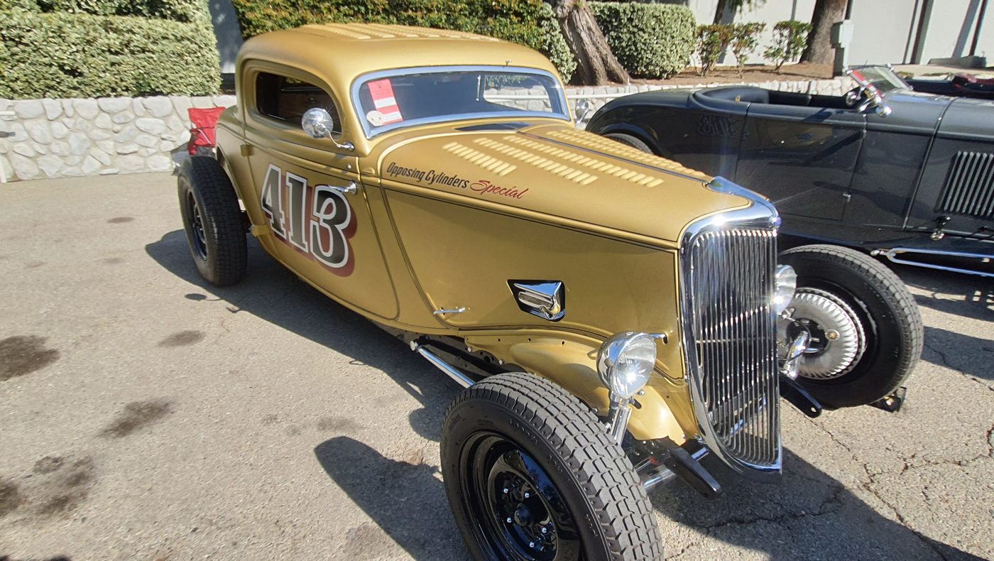 Złoty Ford coupe 1934 z numerem 413