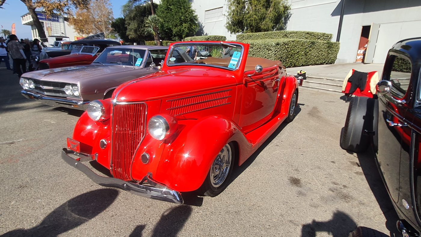 Czerwony Ford roadster 1936