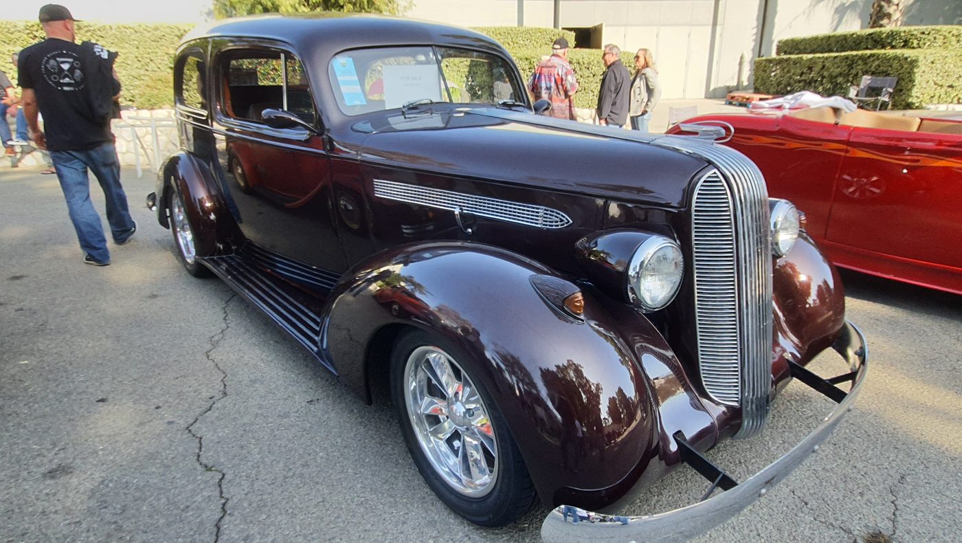 Przedwojenny sedan 1936 w kolorze czarnej wiśni