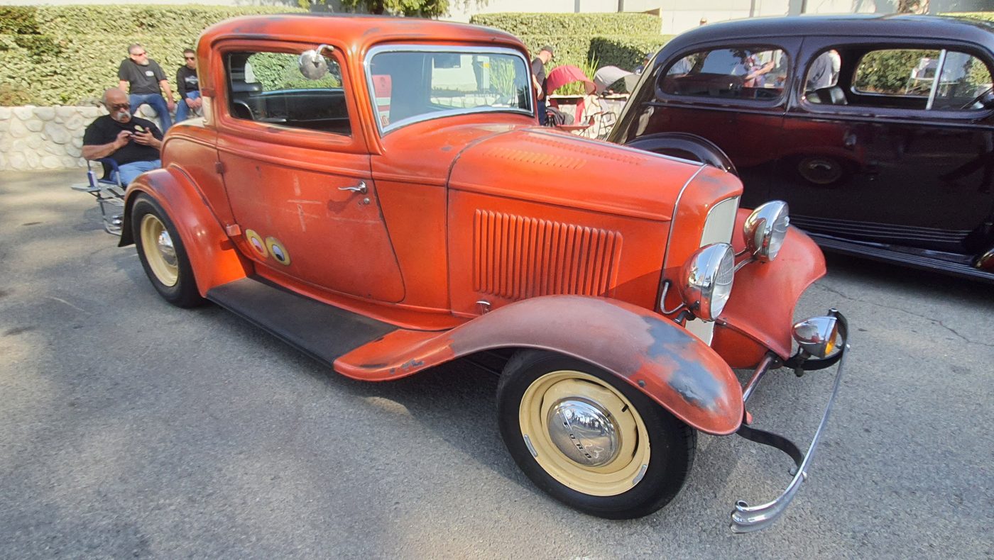 Ford 3-window coupe 1932 w pomarańczowej patynie