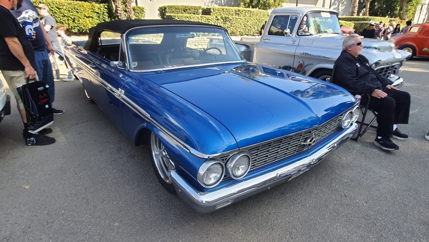 Niebieski Ford Galaxie Sunliner 1961