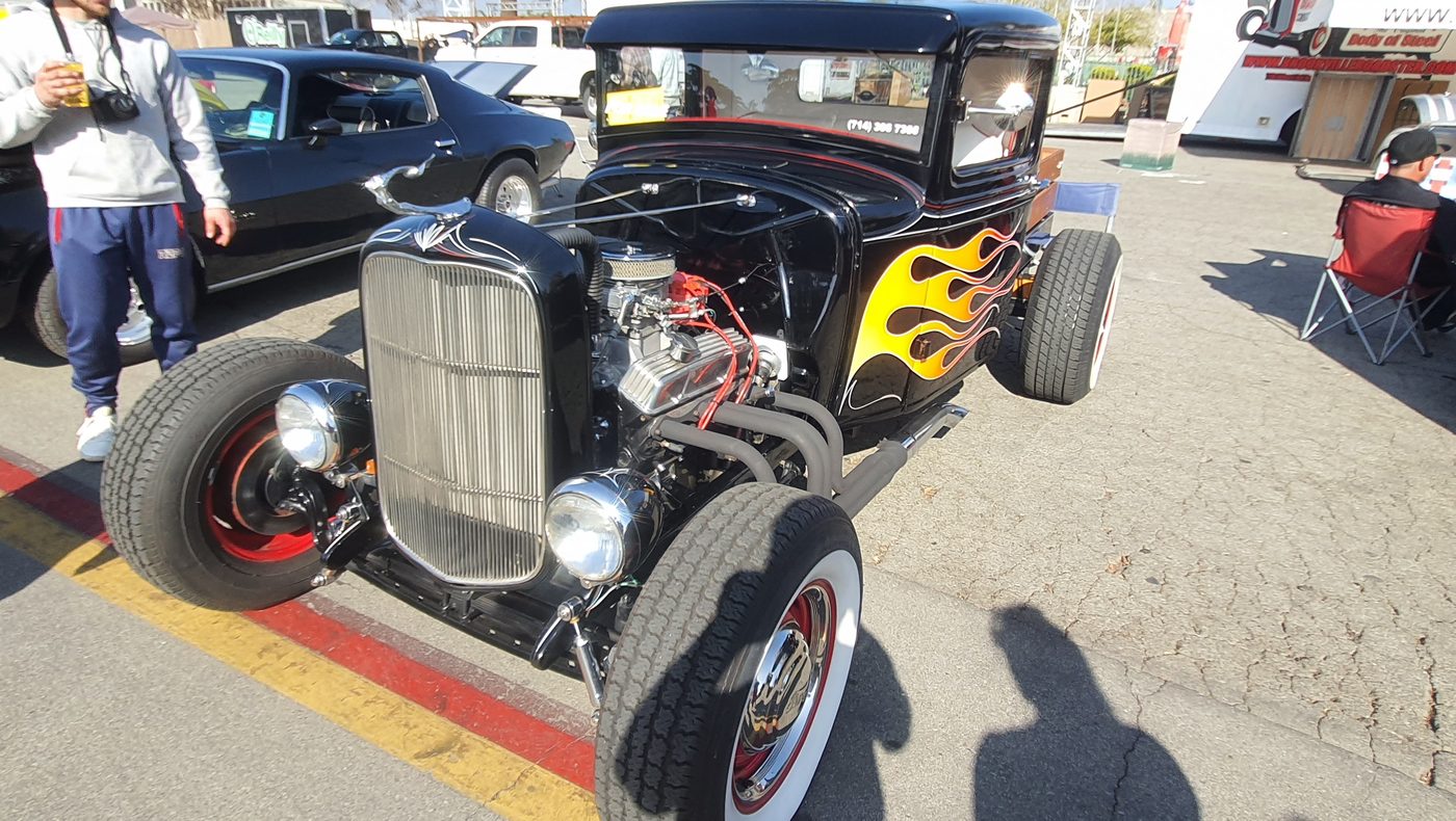 Czarny Ford pickup 1932 z płomieniami