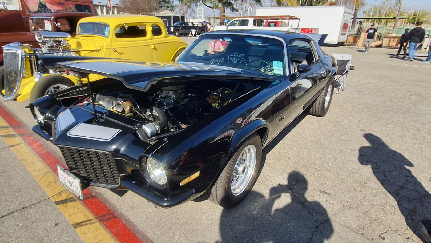 Czarny Chevrolet Camaro 1971 ze srebrnymi pasami