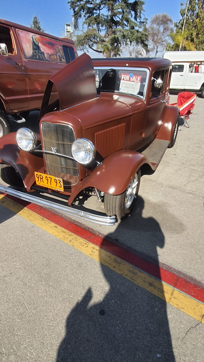 Brązowy Ford 5-window coupe 1932