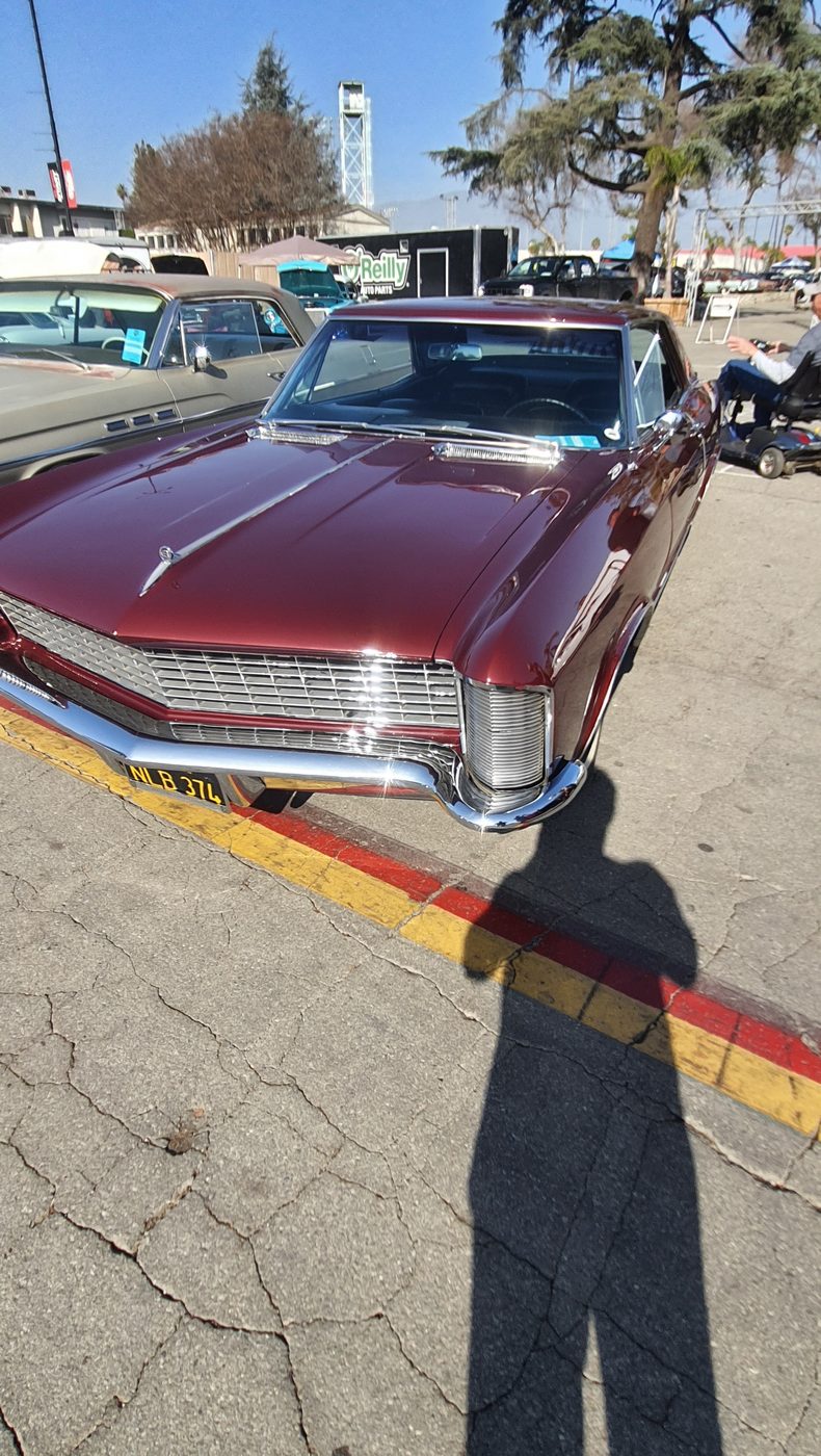 Bordowy Chevrolet Impala 1966