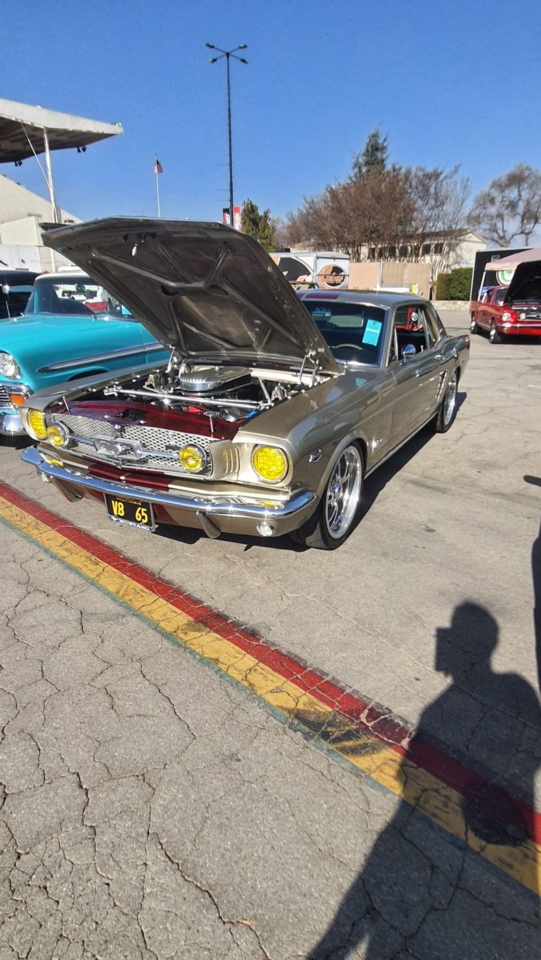 Złoty Chevrolet Chevelle 1967 z otwartą maską