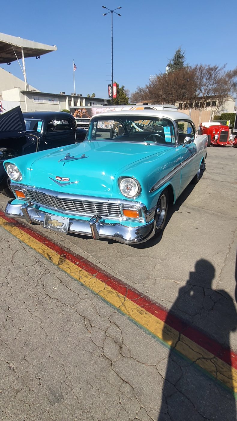 Turkusowo-biały Chevrolet Bel Air 1956