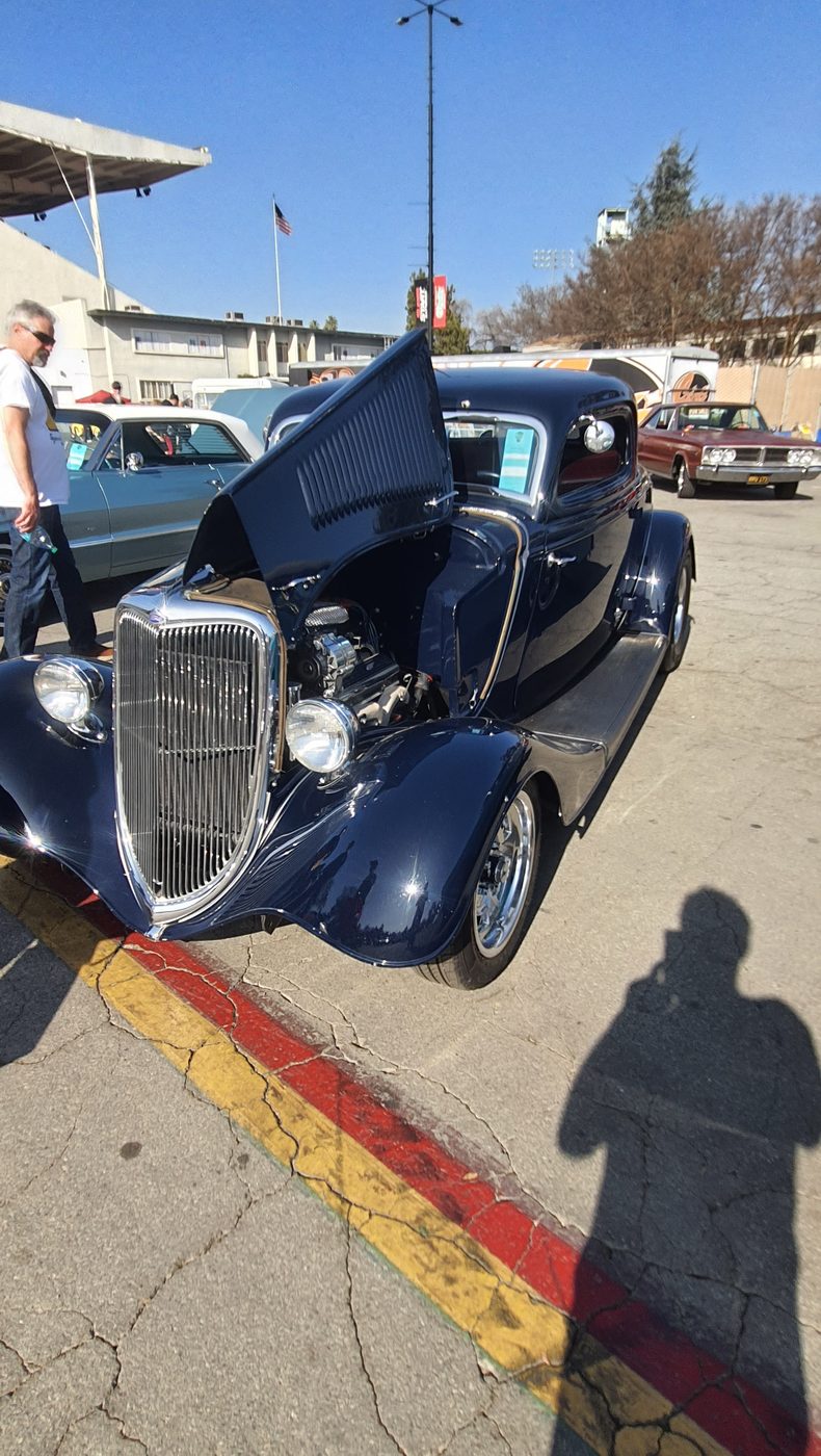 Granatowy Ford coupe 1934 z otwartą maską