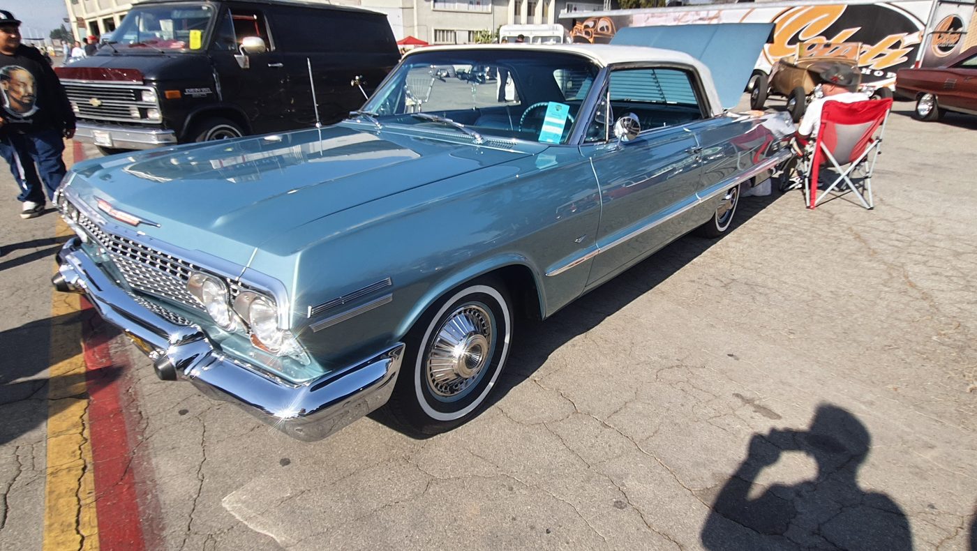 Srebrnobłękitny Chevrolet Impala SS 1963