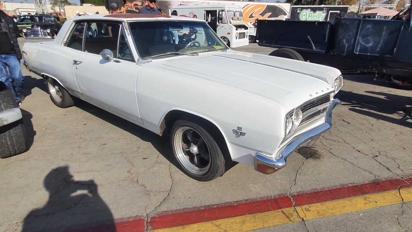 Biały Chevrolet Chevelle 1965 sleeper