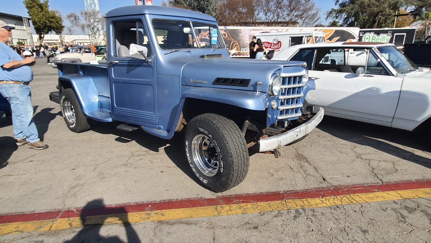 Błękitny Willys Jeep pickup z lat 50.