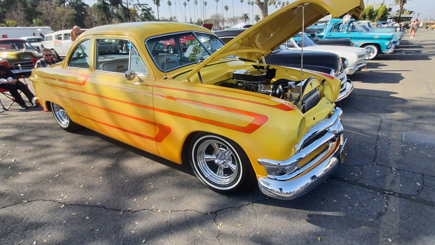Żółty Ford 1953 z pomarańczowymi pasami