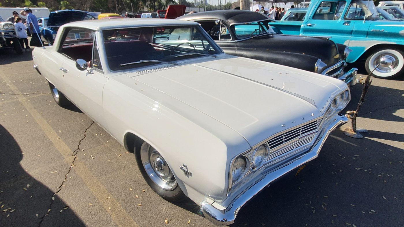 Biały Chevrolet Chevelle Malibu 1965 z czarnym dachem