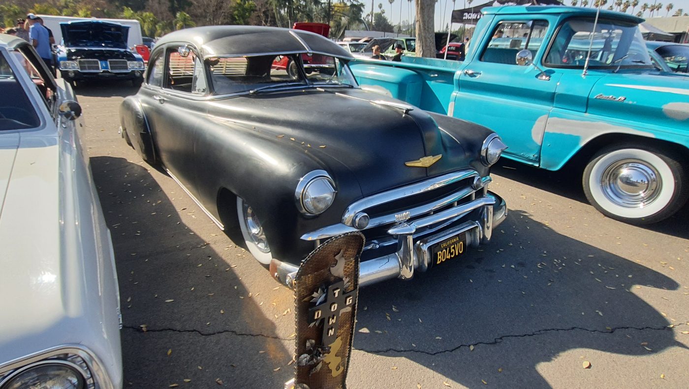 Czarny satynowy Chevrolet Fleetline 1950 bomb