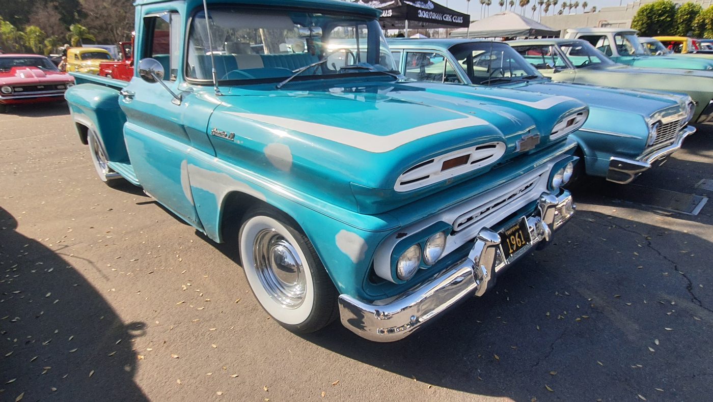 Turkusowo-biały Chevrolet Apache C10 1960