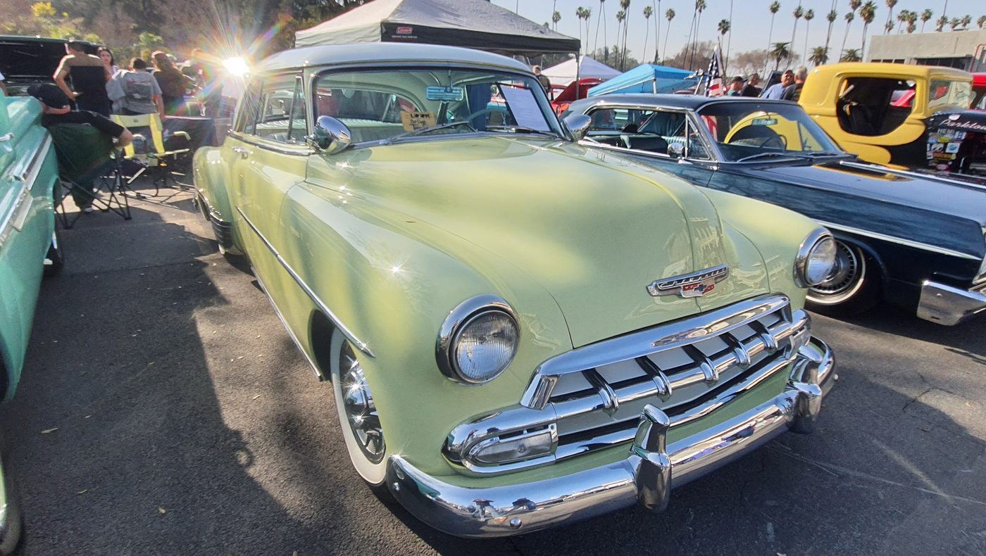 Seledynowy Chevrolet Styleline Deluxe 1952