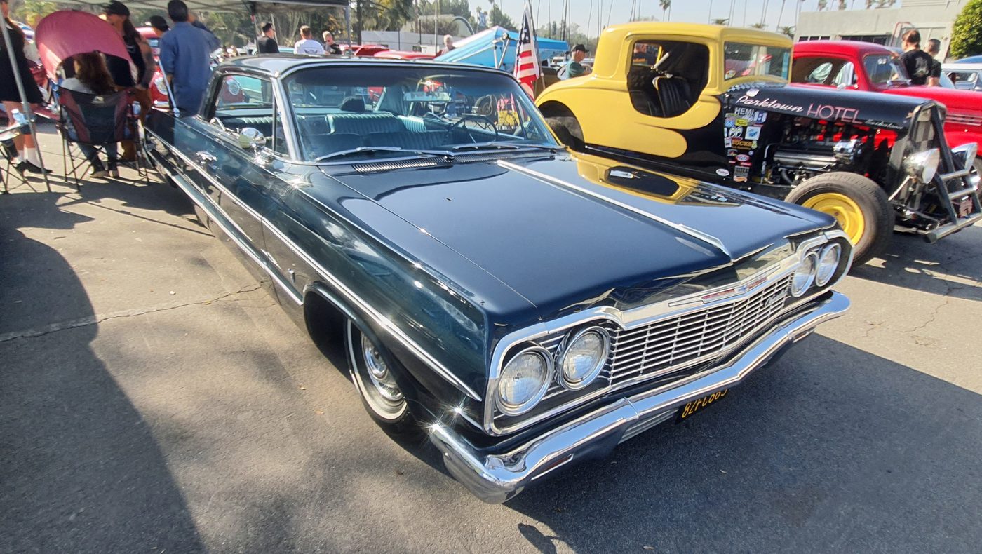 Granatowy Chevrolet Impala 1965
