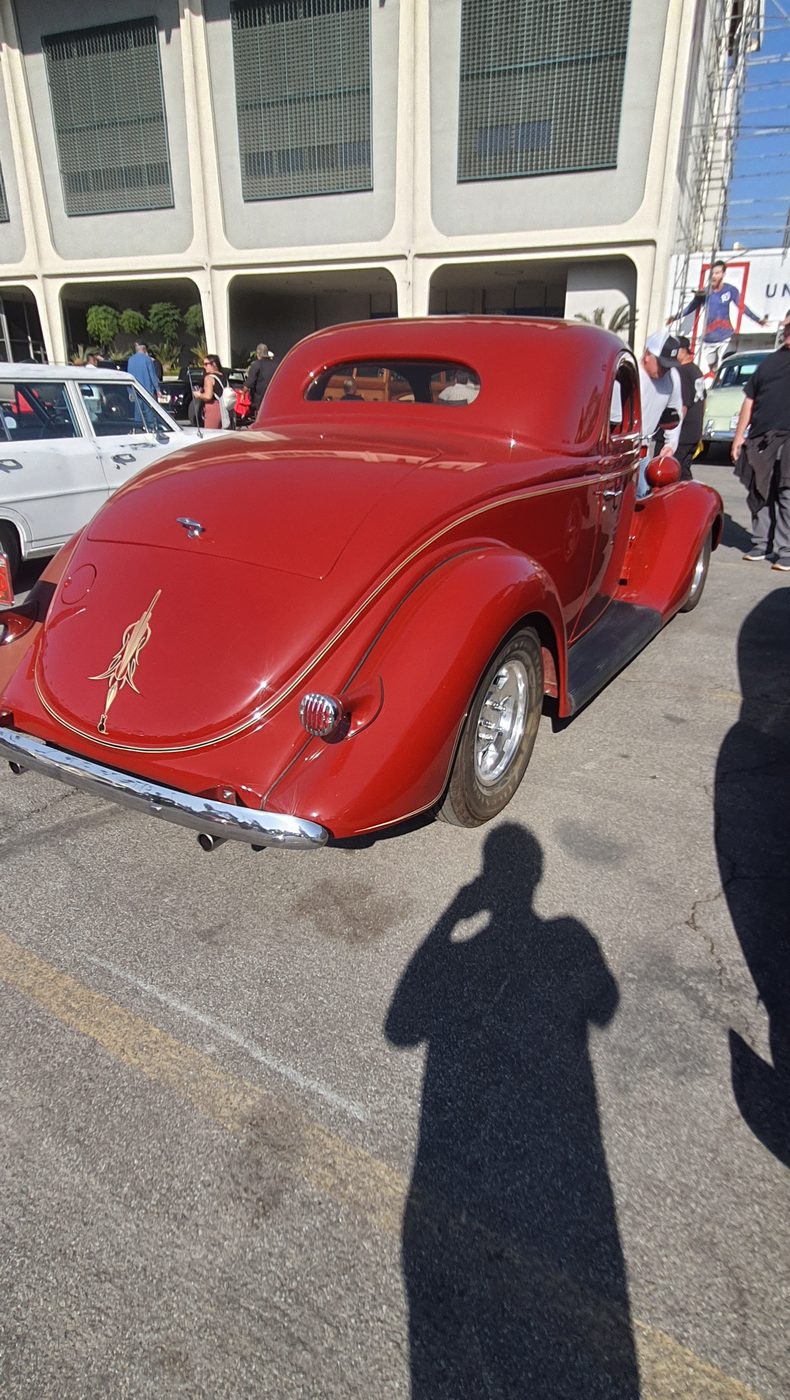 Czerwony Chevrolet coupe 1938 od tyłu
