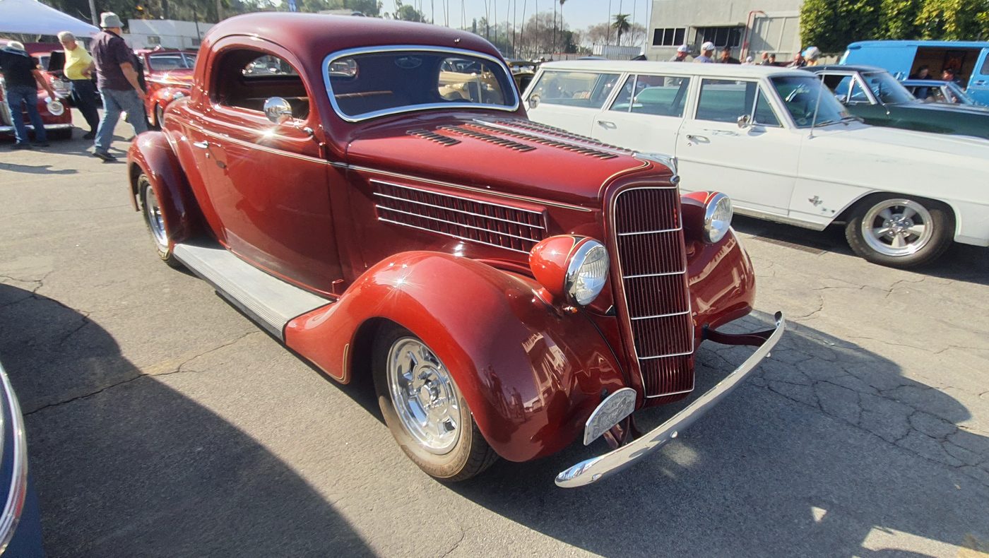 Bordowy Ford pickup 1935
