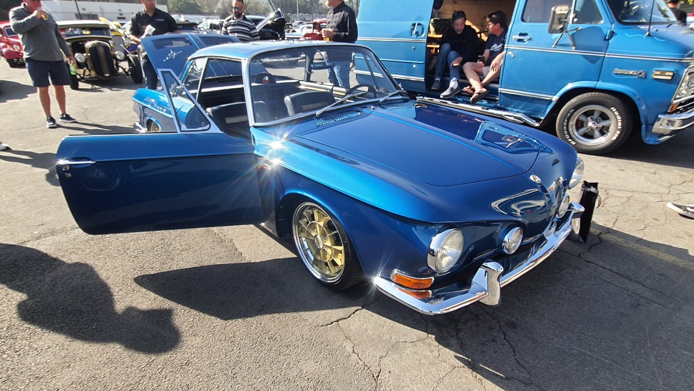 Niebieski Volkswagen Karmann Ghia Typ 34