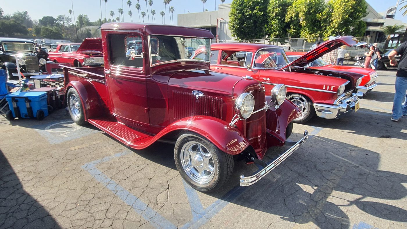Czerwony Ford pickup 1932 street rod